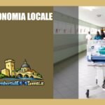Operatore sanitario in corsia ospedaliera durante attività assistenziale